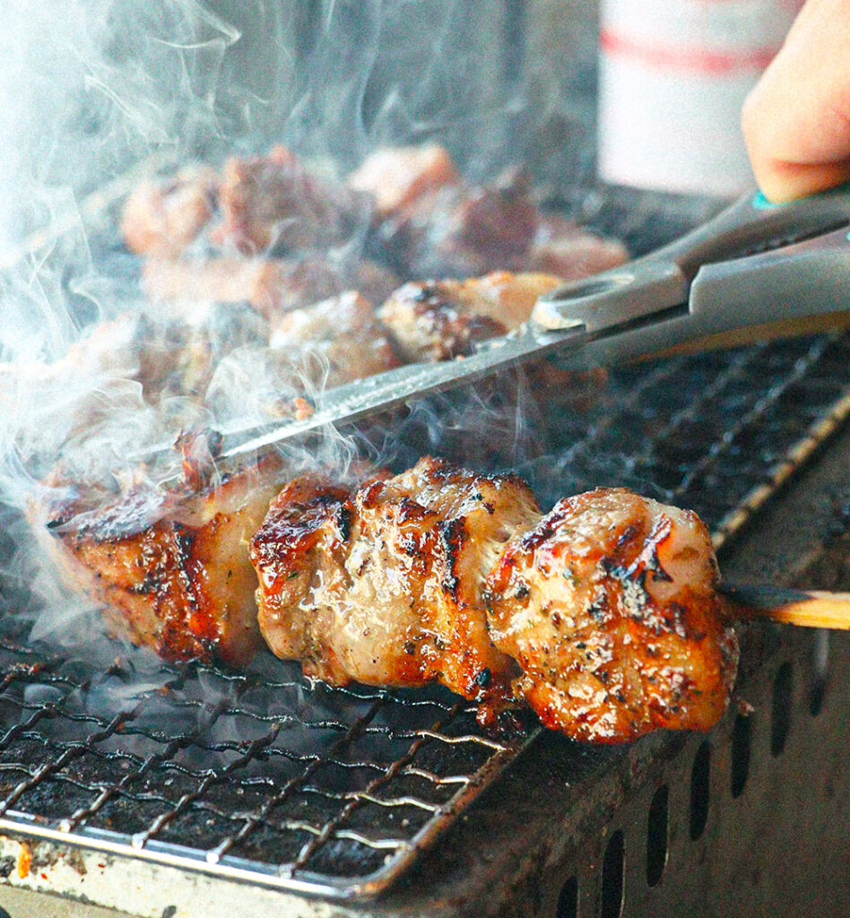 炭火で焼く牛串